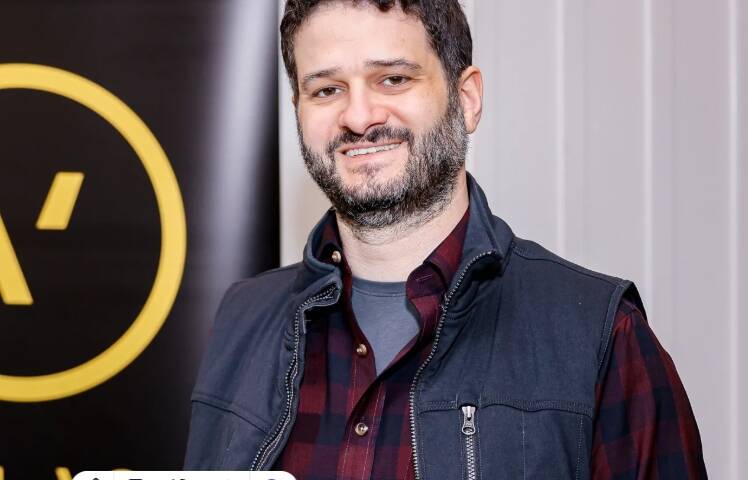 Meta聯合創始人莫斯科維茨談到領導的痛苦,並承認擔任13年的執行長「令人筋疲力竭」;他不得不日復一日地擺出一副「內向的面孔」。(彭博)