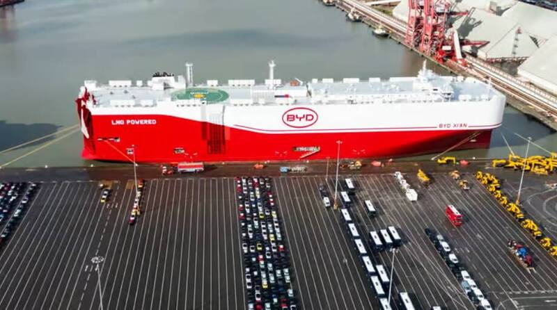 一艘載有7000輛廉價電動車的中國巨型貨櫃船已抵達英國,準備向歐洲市場投放大量電動車。(取自網路)