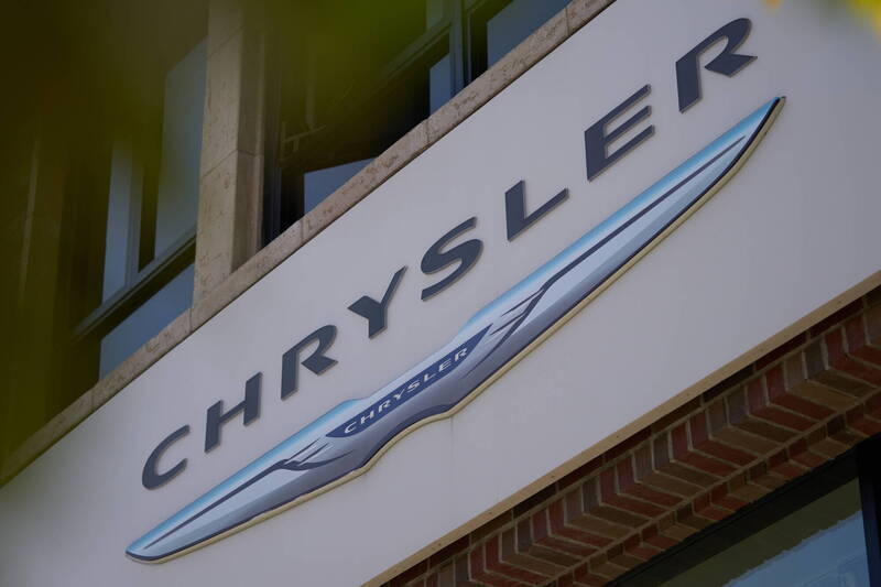 克萊斯勒(Chrysler)」因車輛散熱器風扇存在過熱起火風險,將在美國召回近30萬輛車。(示意圖,歐新社)
