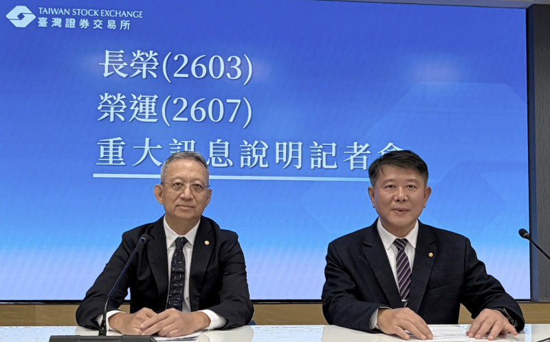 長榮斥資15.4億向榮運承租3.3萬只貨櫃。圖右為榮運總經理林振芳,左為長榮財務部主管莫政平。(長榮提供)