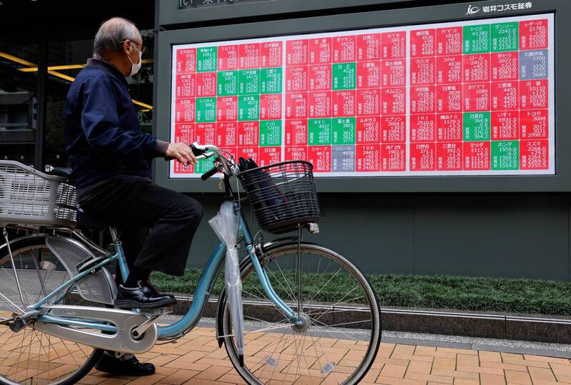 美股上週收盤創下新高,加上美中貿易緊張局勢緩和,帶動亞洲股市本週開紅盤。(路透資料照)