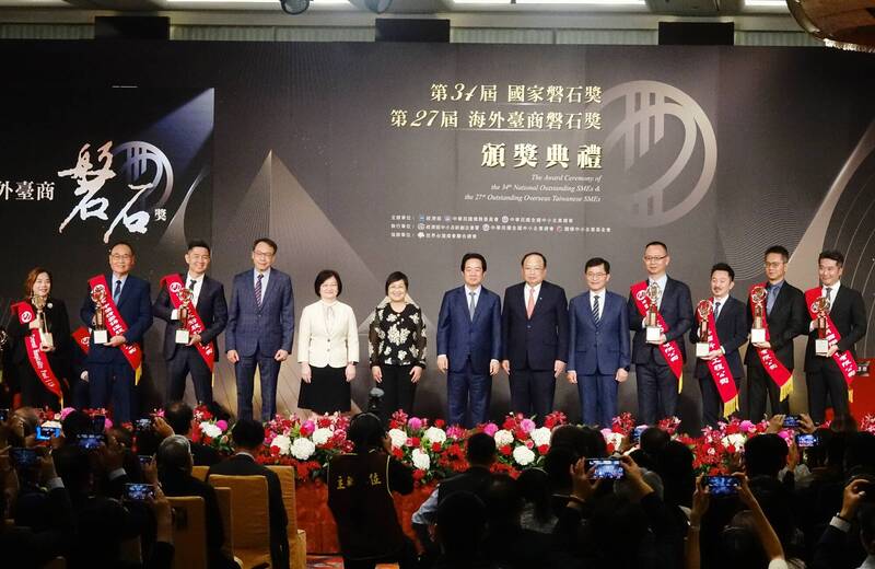 賴清德總統出席「第34屆國家磐石獎暨第27屆海外臺商磐石獎頒獎典禮」致詞,會中並與國外得獎廠商一同合影。(記者田裕華攝)