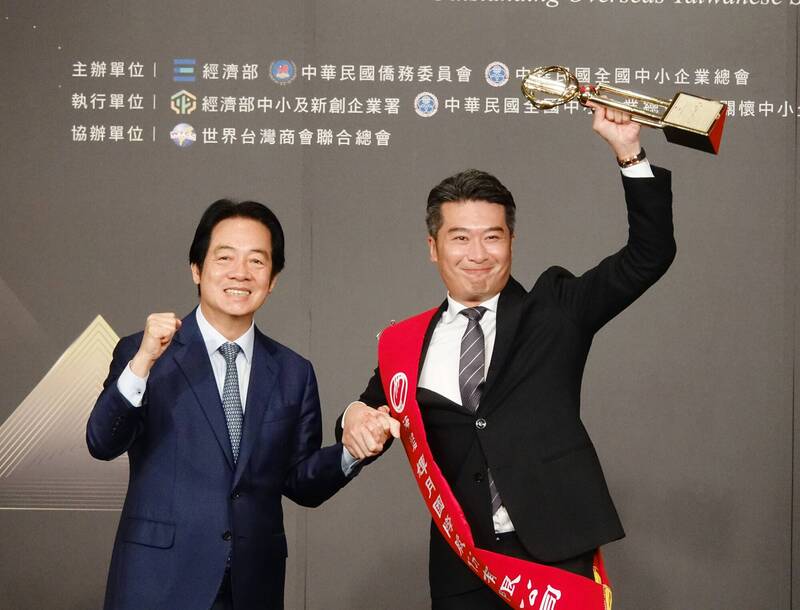 賴清德總統出席「第34屆國家磐石獎暨第27屆海外臺商磐石獎頒獎典禮」致詞,會中並與得獎廠商合影。(記者田裕華攝)