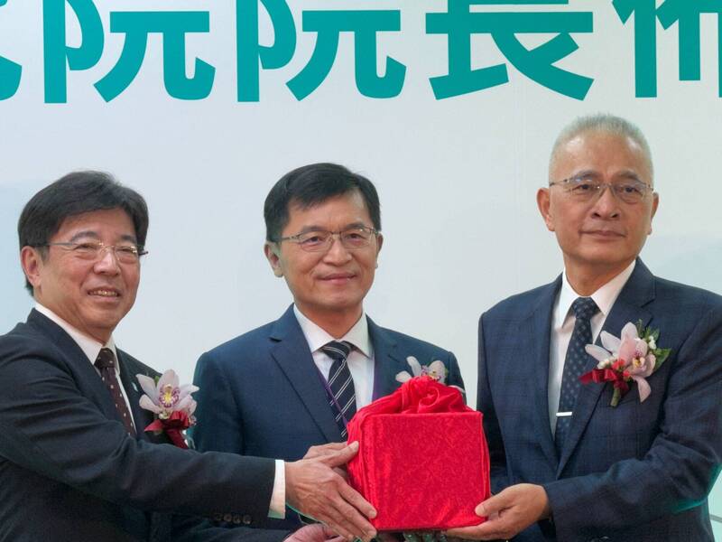 工研院於今(27)日舉辦院長佈達暨交接典禮,由前副院長張培仁(右)接任院長。(記者洪友芳攝)