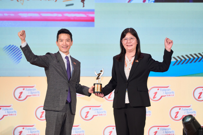 漢翔獲運動部首屆「運動企業認證」,總統府副秘書長何志偉(左)頒證予漢翔岡山廠發動機事業處副處長林月惠(右)。(漢翔提供)