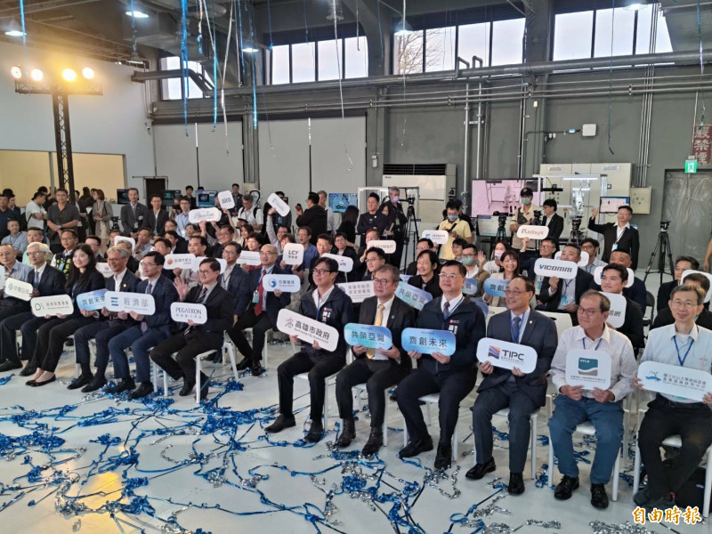 和碩「亞灣數位轉型研訓基地」今開幕式,高雄市長陳其邁、經濟部次長何晉滄、和碩童子賢董事長等均到場見證。(記者王榮祥攝)