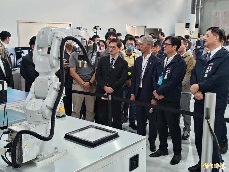 和碩亞灣研訓基地今開幕,陳其邁、童子賢探訪基地內設備。(記者王榮祥攝)