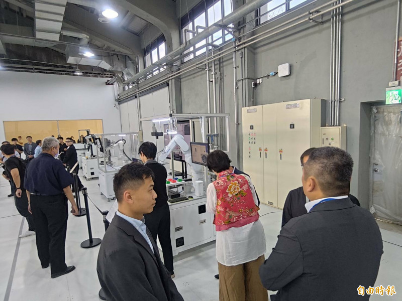 和碩亞灣研訓基地以「數位轉型、人才培育、產業共創」為核心,結合5G實驗場域、AI算力中心PEGA AI Data Center、智慧製造共創場域與培訓暨成果展示中心。(記者王榮祥攝)