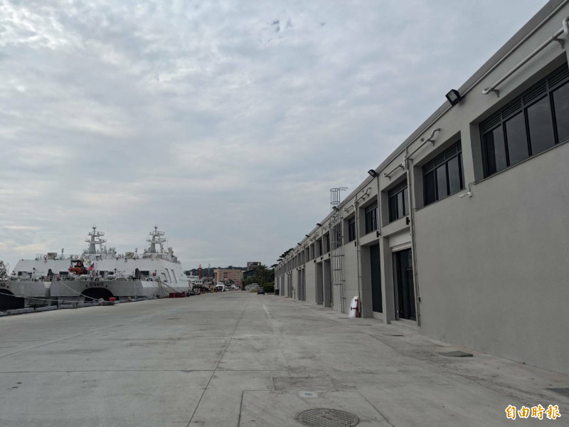 和碩亞灣研訓基地位於高雄港邊,海巡艦艇就在基地外。(記者王榮祥攝)