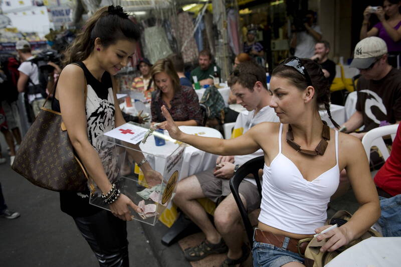深受愛戴的泰國太后93歲詩麗吉去世,泰國開始為期一年的哀悼,一般民眾被要求哀悼90天,並穿著黑色、低調或中性色調的服裝。遊客也被要求穿著柔和的顏色以示尊重。(法新社)