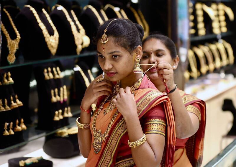 印度人排燈節砸3500億掃金條、金幣!大摩估家庭黃金財富高達116兆。(歐新社資料照)