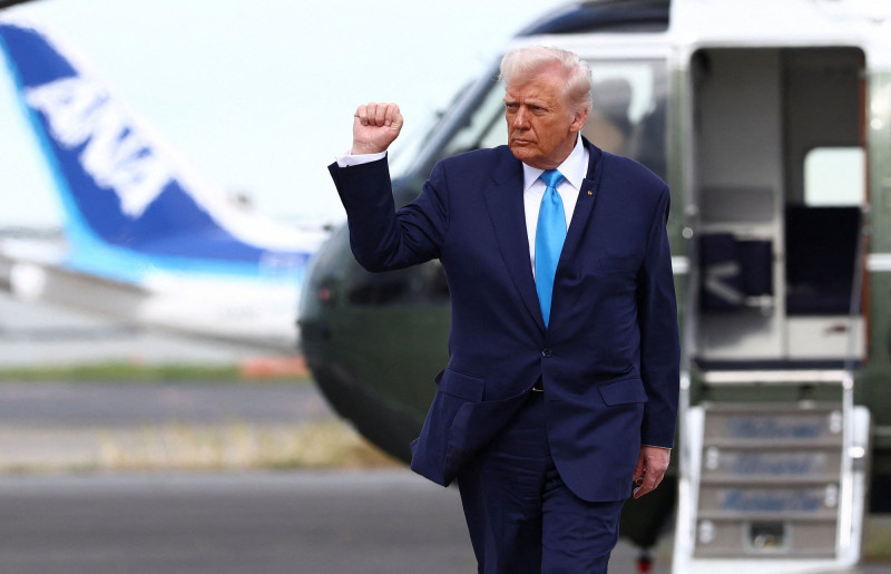 美國總統川普將在今(29)日與南韓總統李在明於慶州會面。圖為川普準備登上空軍一號飛往南韓。(路透)