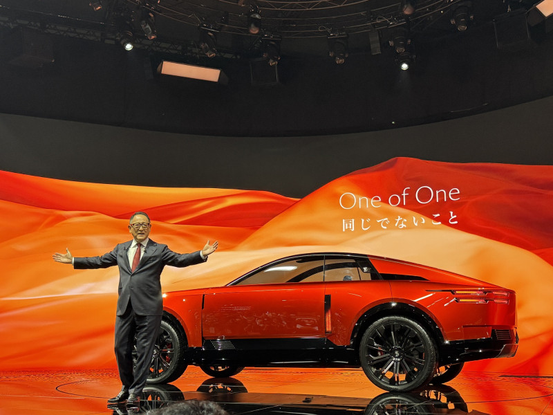 日本豐田(TOYOTA)汽車最奢華的車款CENTURY過去有錢不一定買得到,日本豐田汽車會長豐田章男今天在東京移動展表示,CENTURY過去一直是獨一無二的存在,未來將成為TOYOTA最頂級的品牌,從日本出發,賣向全球。(記者楊雅民攝)