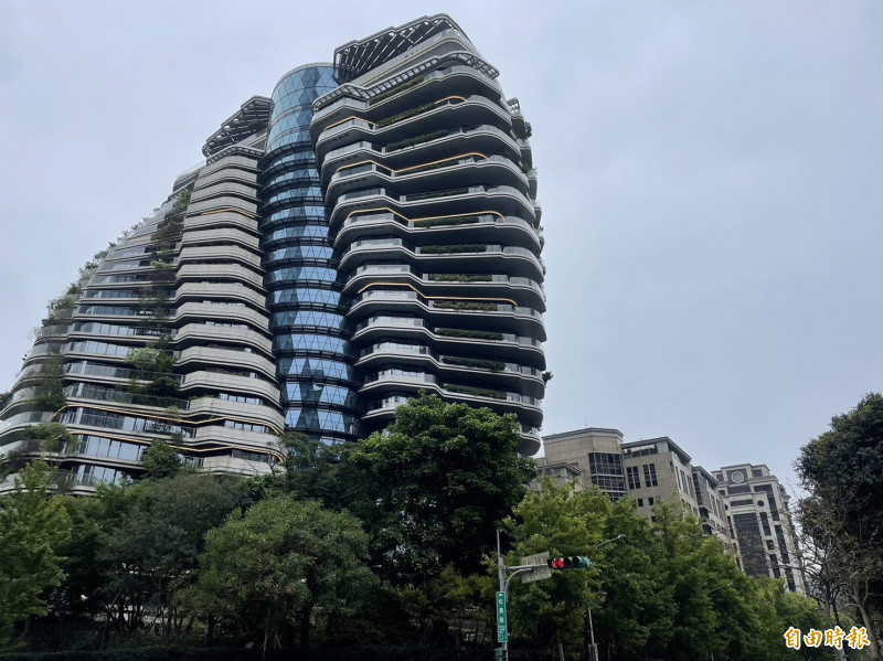 建商持有豪宅的稅負成本高,包括管理費、地價稅與房屋稅費用等。(記者徐義平攝)