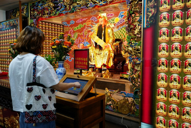 華碩於臺北市關渡宮藥師殿導入「靈光e現」智慧點燈系統,盼民眾能以更便利、貼心的方式,為家中長輩增福延壽。(華碩提供)