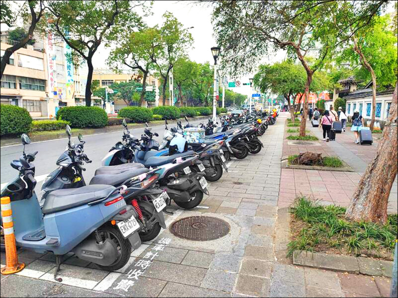 台灣智慧移動產業協會民調顯示,八成三的民眾認為政府應更努力推動電動機車政策。(資料照)