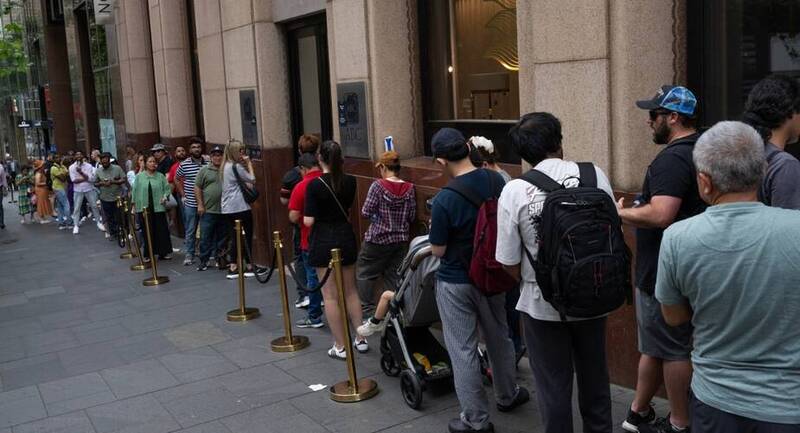 位於雪梨馬丁廣場的商店顧客盈門，退休人士和家庭擠滿了商店入口，等待搶購黃金。（取自雪梨先驅晨報）