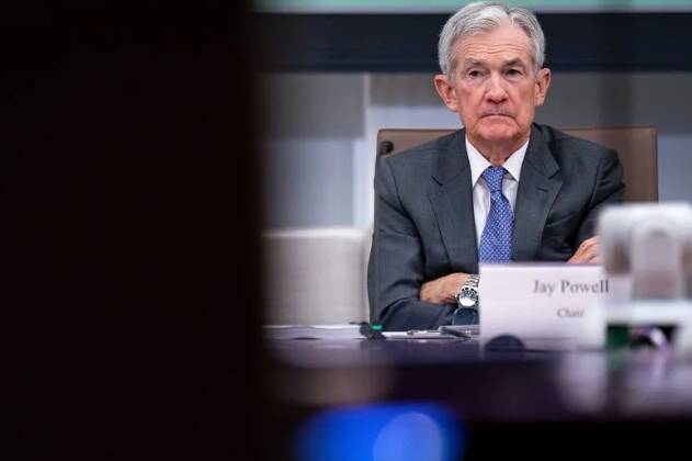 聯準會（Fed）可望將於美國東部時間週三下午2點（台北時間周四凌晨2點）宣布降息25個基點，結束為期兩天的政策會議。圖為聯準會主席鮑爾。（彭博）