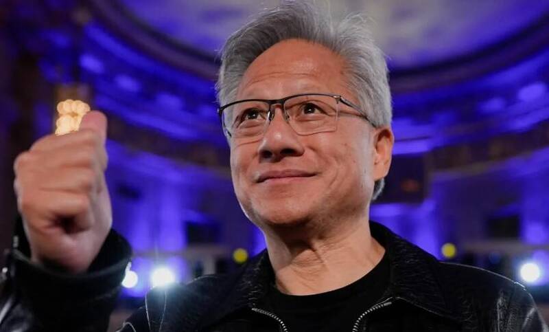 輝達執行長黃仁勳表示，輝達預計將獲得5000億美元的人工智慧晶片訂單，並宣布計劃為美國政府建造七台新的超級電腦之後不久，股價便出現最新一輪上漲。（路透）