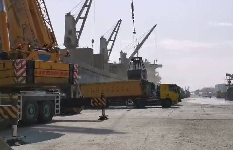 針對行政院會明天將拍板跨國勞動力精進方案,將新開放港口碼頭裝卸業申請外籍移工,預計明年上路。(資料照)