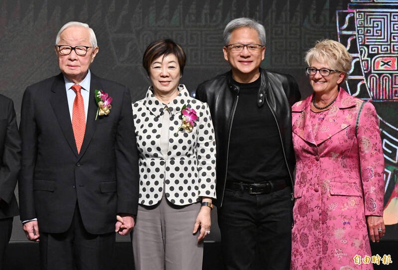 台積電運動會將於11月8日舉行，傳言NVIDIA執行長黃仁勳將與台積電創辦人張忠謀一起參加，圖為張忠謀獲頒李國鼎獎時，黃仁勳親自來台到場祝賀的資料畫面。（記者廖振輝攝）