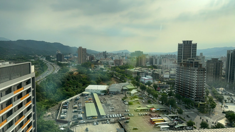 新北市政府針對土城暫緩發展區推動區段徵收,西側現況多為駕訓班及車行。(圖由城鄉發展局提供)