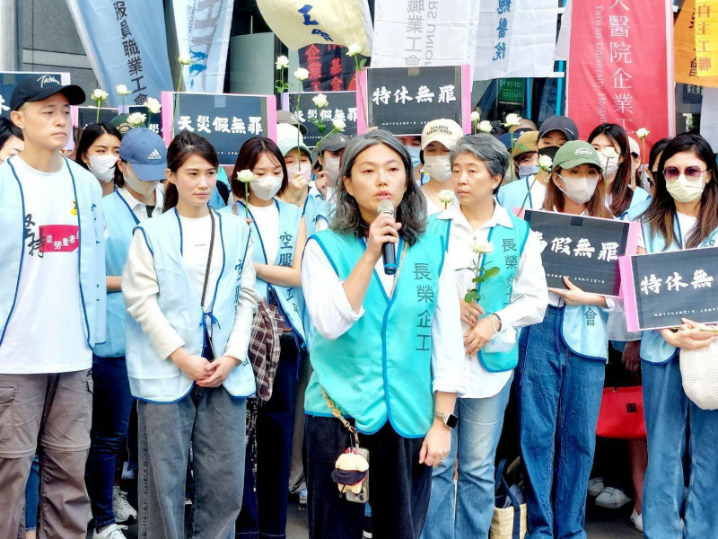 桃園市空服員職業工會與長榮航空企業工會今（30）日共同至勞動部陳情（記者李靚慧攝）