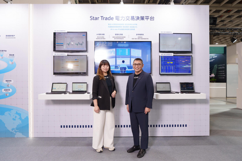 泓德能源旗下星星電力正式推出「ETF5050表後儲能共享方案」，助企業導入表後儲能。左為星星電力總經理關婷怡，右為星星電力董事長周仕昌。（記者張慧雯攝）