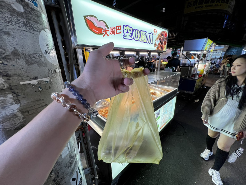 台北市議員柳采葳指出,產發局獎勵攤商使用電子支付政策,「表面熱、實際冷」。(柳采葳辦公室提供)