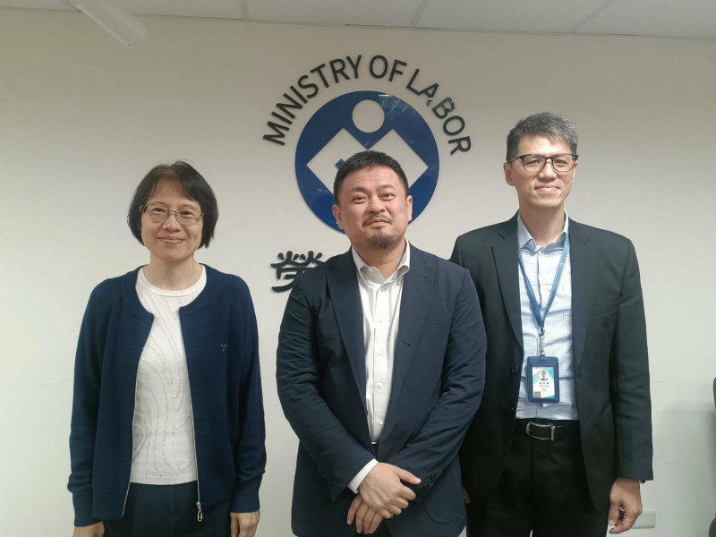 行政院通過「跨國勞動力精進方案」,對中小企業幫助極大。圖左至右為勞動力發展署署長黃齡玉、勞動部長洪申翰、勞動力發展署跨國勞動力管理組組長蘇裕國。(記者李靚慧攝)