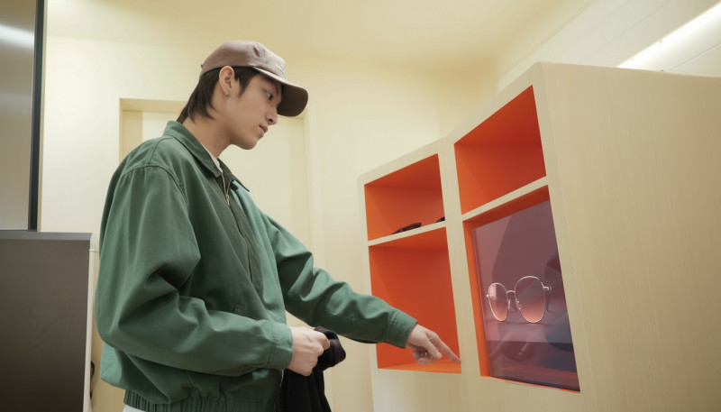 達運採用透明Micro LED推出 20吋透明精品櫃。(達運提供)