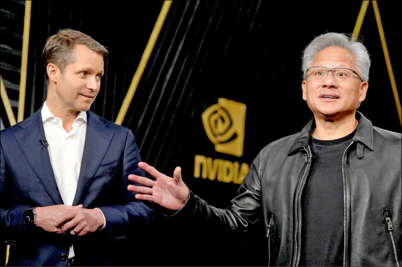 輝達執行長黃仁勳二十八日在華府舉行的GTC大會指出，將與芬蘭電信巨擘諾基亞（Nokia）進行策略合作。左為諾基亞執行長霍塔德（Justin Hotard）。（彭博）