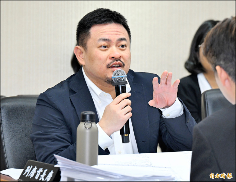 勞動部長洪申翰解釋「跨國勞動力精進方案」二大重點，就是「本國勞工可加薪」、「缺工雇主有工可用」。（記者廖振輝攝）