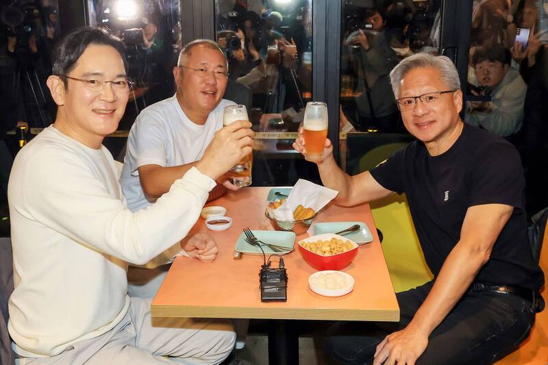 睽違15年訪韓 黃仁勳邀三星、現代老董「吃炸雞喝啤酒」 現場畫面曝