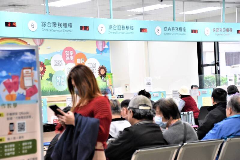 根據現行規定,凡已請領「社會保險老年給付」者,例如勞保老年年金或一次給付,或者公教、軍保、農保等老年給付,原則上就不能再參加國保。(示意圖,圖由南服提供)