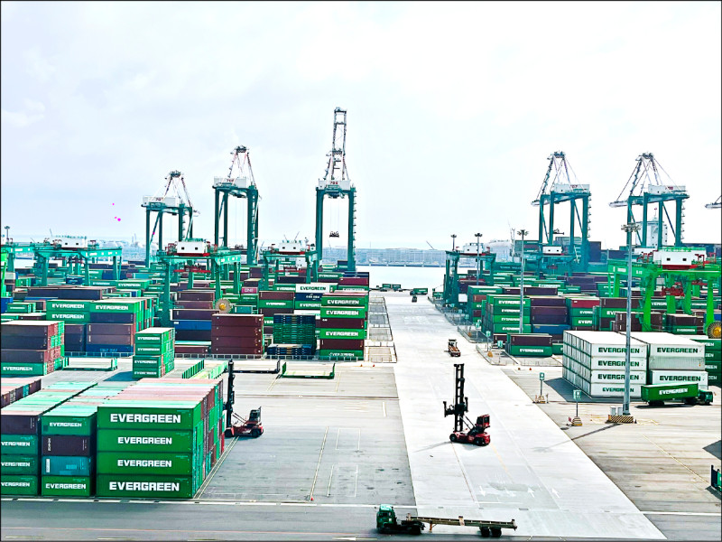 行政院昨拍板跨國勞動力精進方案,開放旅宿與商港碼頭業引進外國技術人力。(資料照)