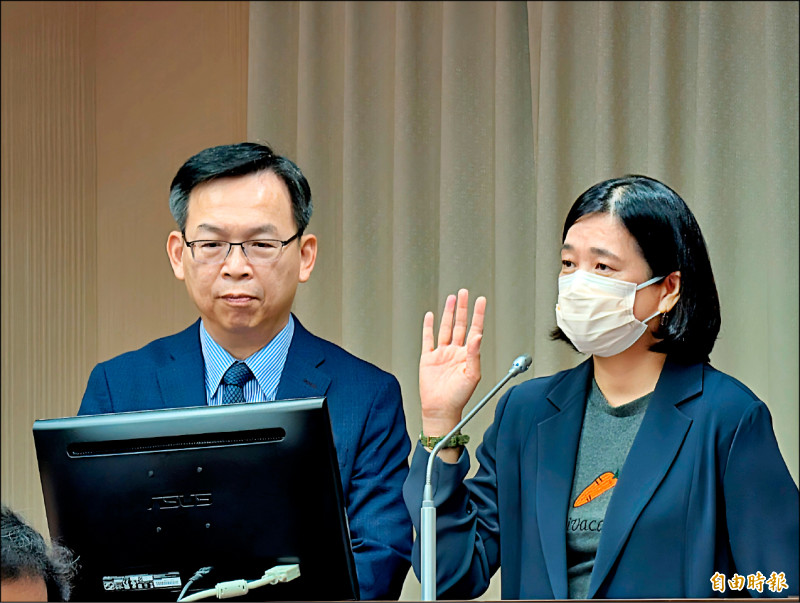 觀光署長陳玉秀(右)坦言,國旅有三大問題,其中一項是「住宿費太貴」,明年也要提解決辦法。(記者吳亮儀攝)