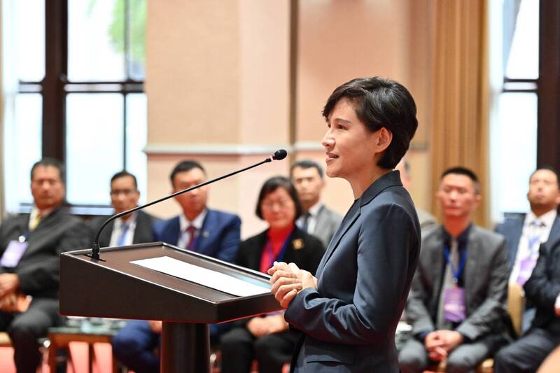 對於台美關稅談判進度,行政院副院長鄭麗君昨(30)日表示,由於本週台美雙方都正參與亞太經濟合作會議(APEC),預計APEC後雙方將繼續溝通,待雙方達成共識後,便可進入總結會商,達成台美貿易協議。(行政院提供)