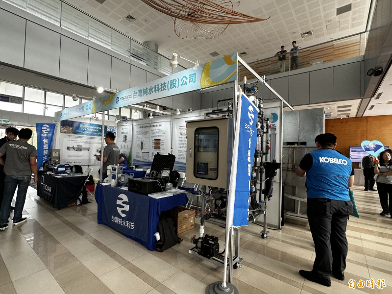 研討會現場有16家廠商設攤展出。(記者劉婉君攝)