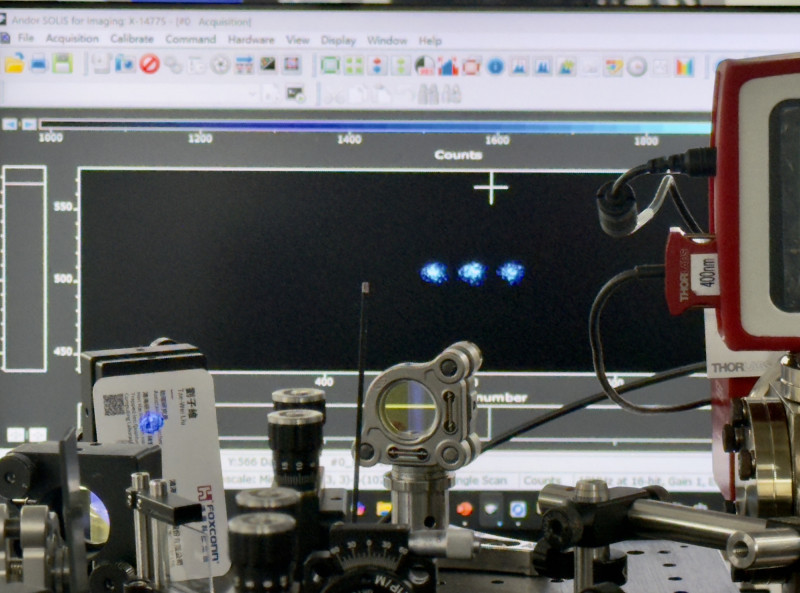 鴻海已能穩定捕捉多顆離子陣列並測量與操控。(記者方韋傑攝)