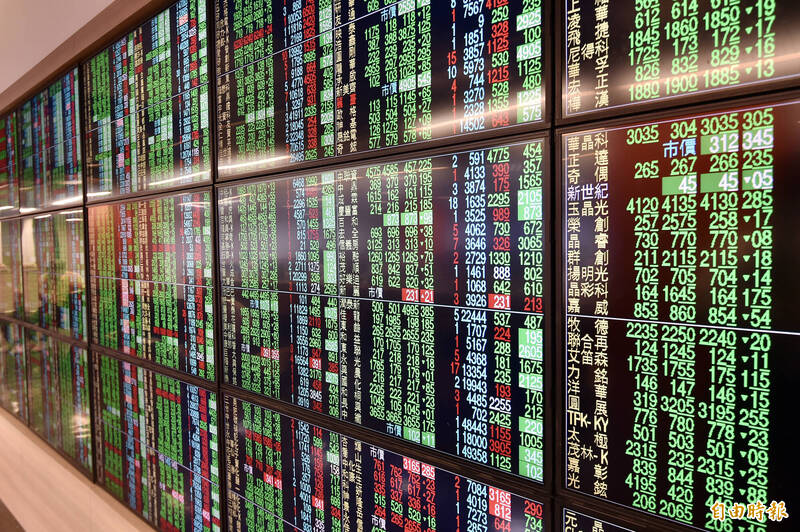 台股週五收在28233.35點,下跌54.18點,跌幅0.19%,成交金額5581.89億元。示意圖。(資料照)