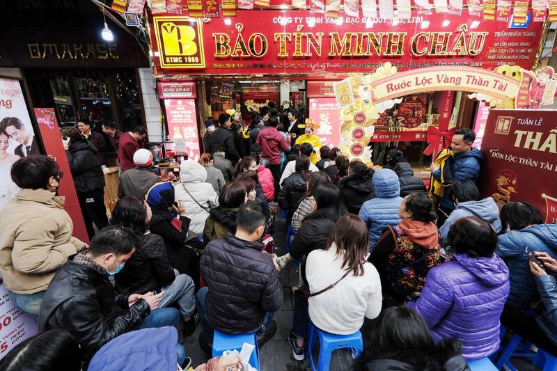 越南民眾搶購黃金盛況。(歐新社)