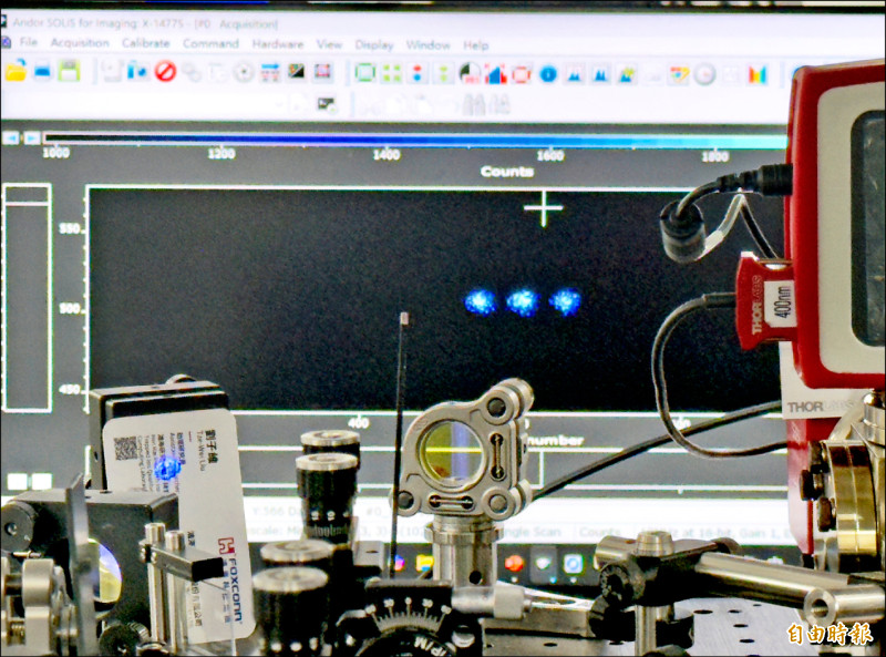 鴻海已能穩定捕捉多顆離子陣列並測量與操控。(記者方韋傑攝)