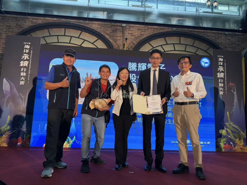 騰輝電子榮獲海洋保育署首屆「海洋永續行動大賞」表揚。(右起騰輝台灣副總邱喬煒,騰輝董事暨永續委員會主席邱奕誠,海洋保育署署長陸曉筠。)(騰輝提供)