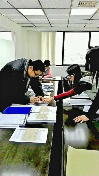 2016年時，新世紀光電前副總李允立被控洩密中國三安光電，三安出資在台成立錼創公司，挖角多名主管竊取製程，導致公司損失逾13億元，新世紀強烈譴責紅色供應鏈惡意竊密與低價競爭。（翻攝資料照）