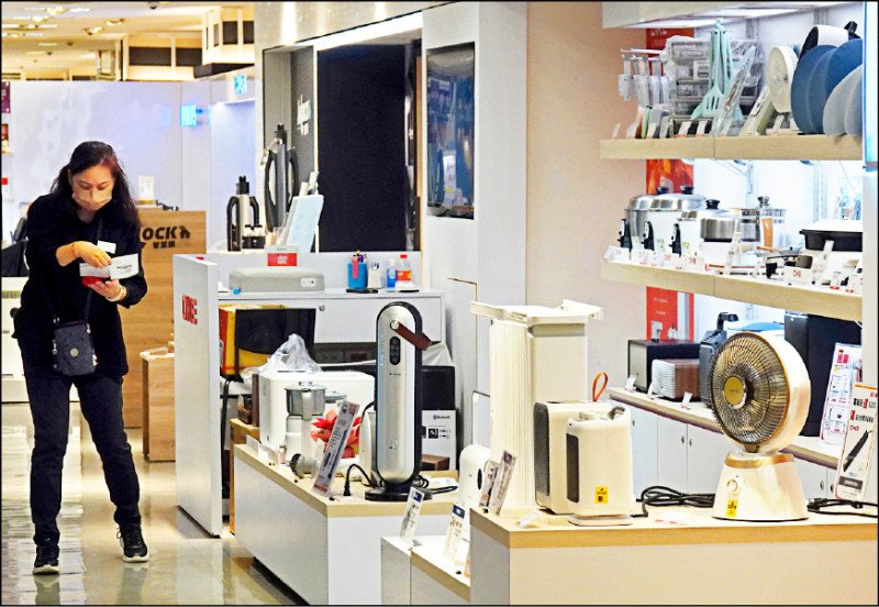 台經院昨發布九月製造業景氣燈號,從代表景氣「衰退」的藍燈,轉為代表「低迷」的黃藍燈,終結連四顆藍燈。受歐美及中國等地年底採購需求帶動,傳產產品出口年增率由負轉正成長。(示意圖,中央社資料照)