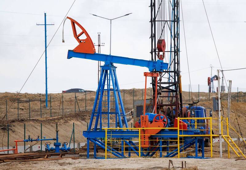 國際油價週五（10月31日）經歷劇烈震盪後小幅收高。（彭博）