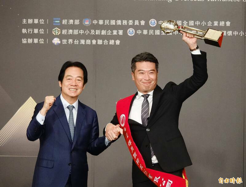 總統賴清德（左）與海外台商磐石獎輝月集團創辦人丁懿辰（右）。（資料照，記者田裕華攝）