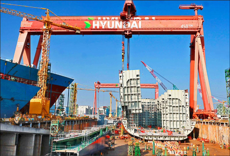 中國是目前全球海運大國，船商為避免未來不確定的港口費變數，可望轉單給排名第二、三的韓國、日本造船業者。（路透資料照）