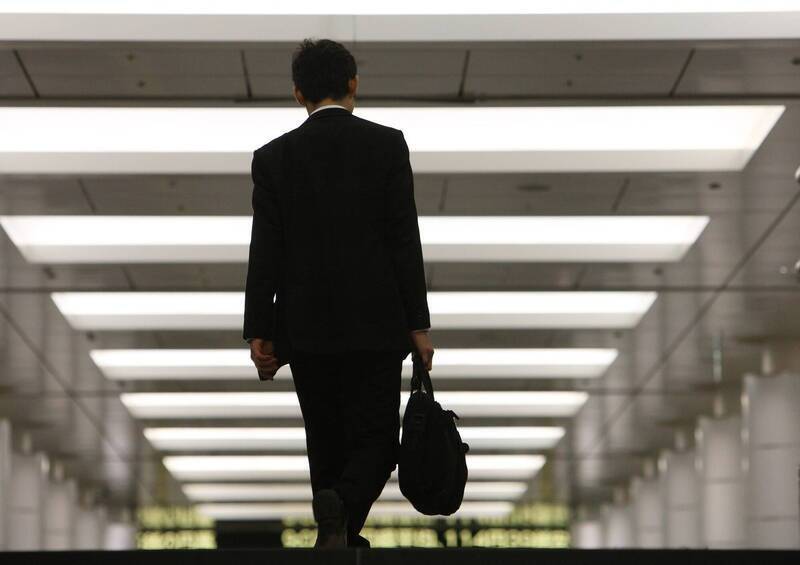 遇到朋友或同學炫薪水，如何調適心情很重要。示意圖。（彭博）